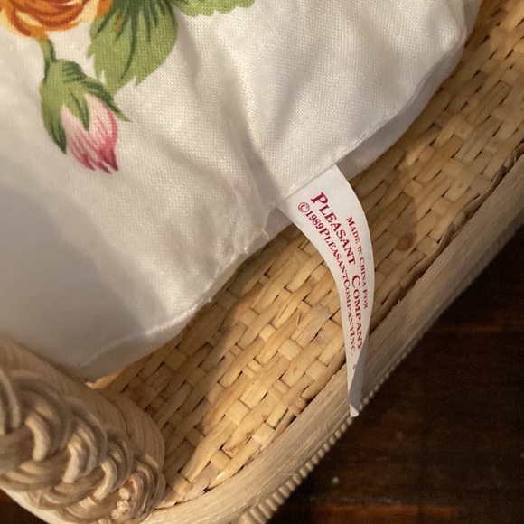 Pleasant Company Samantha Retired Wicker Table and chairs American Girl - Picture 3 of 4